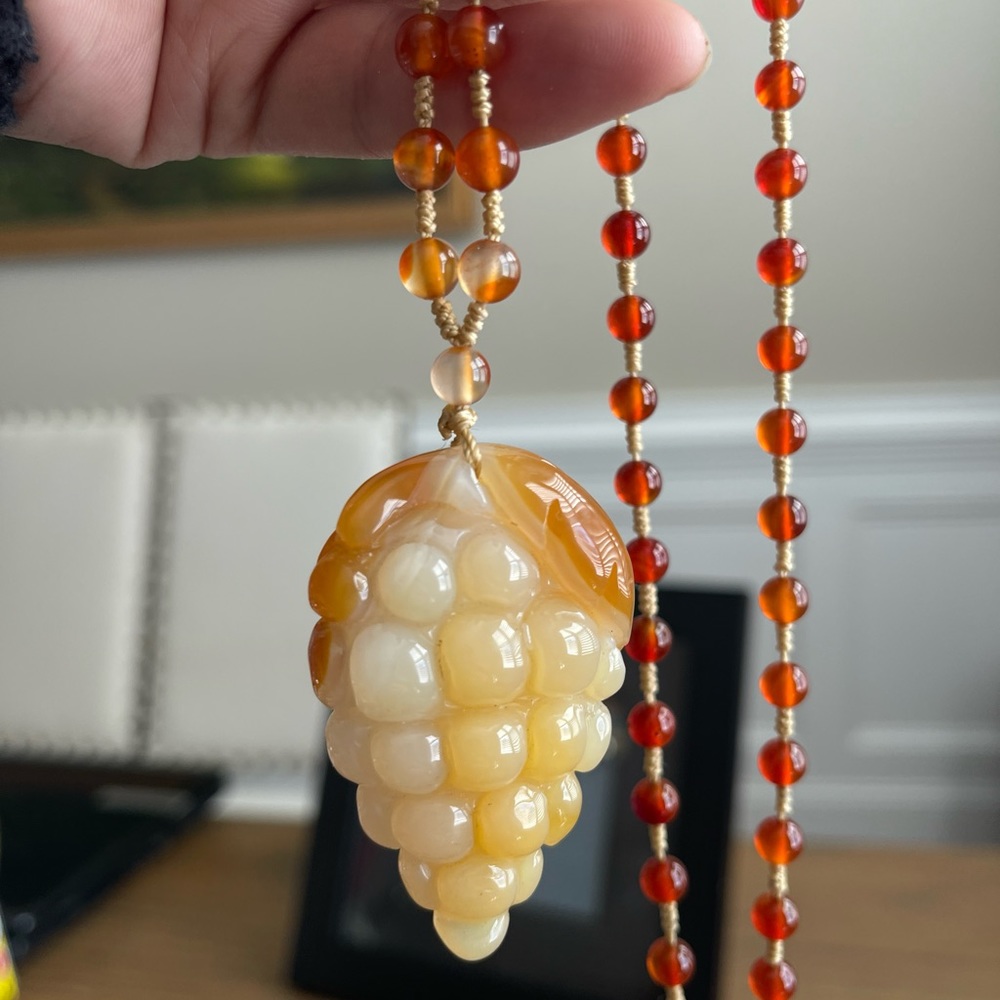 VINTAGE CARVED JADEITE CORN PENDANT W/AGATE BEAD NECKLACE.